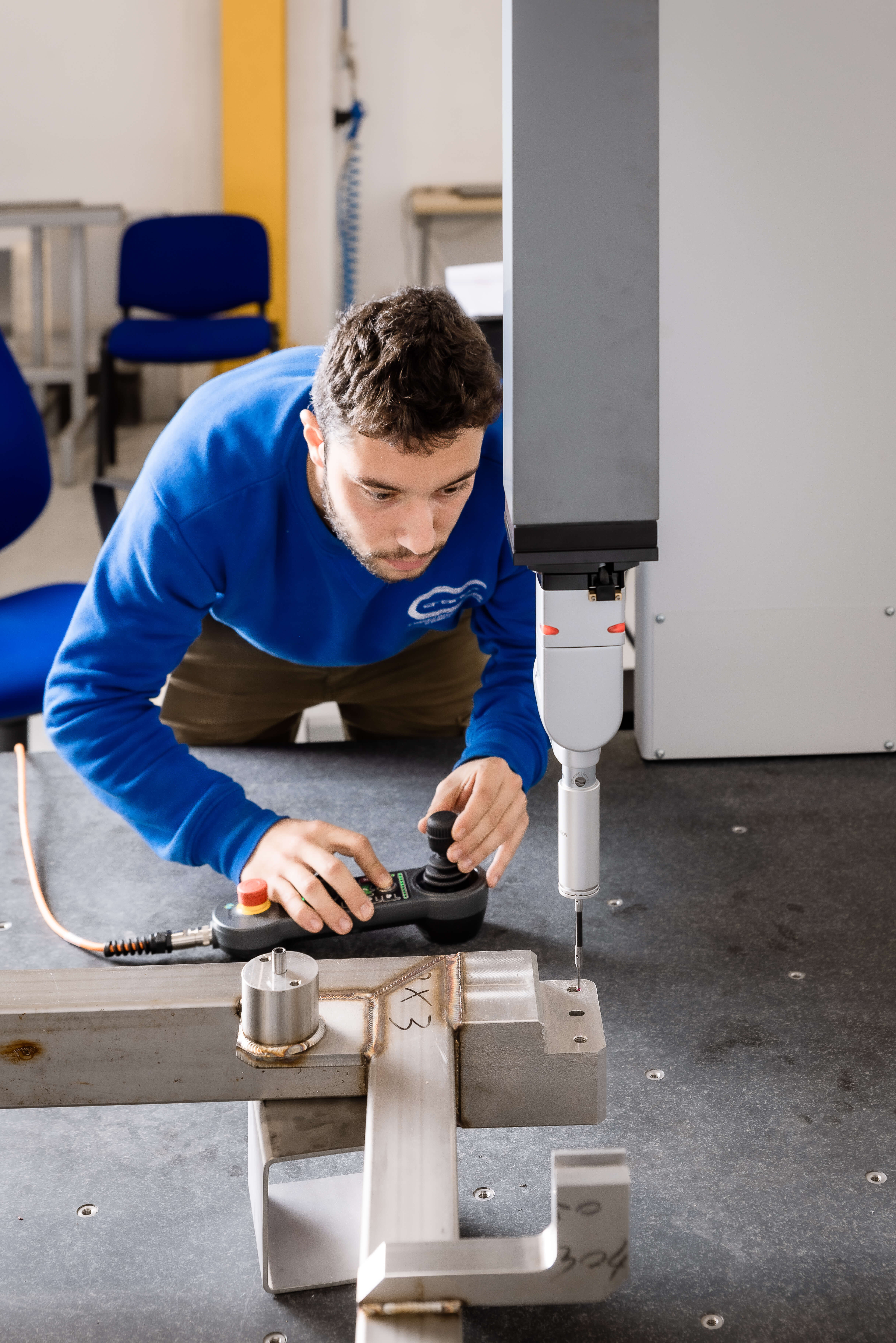 Tecnico al lavoro su macchina CNC