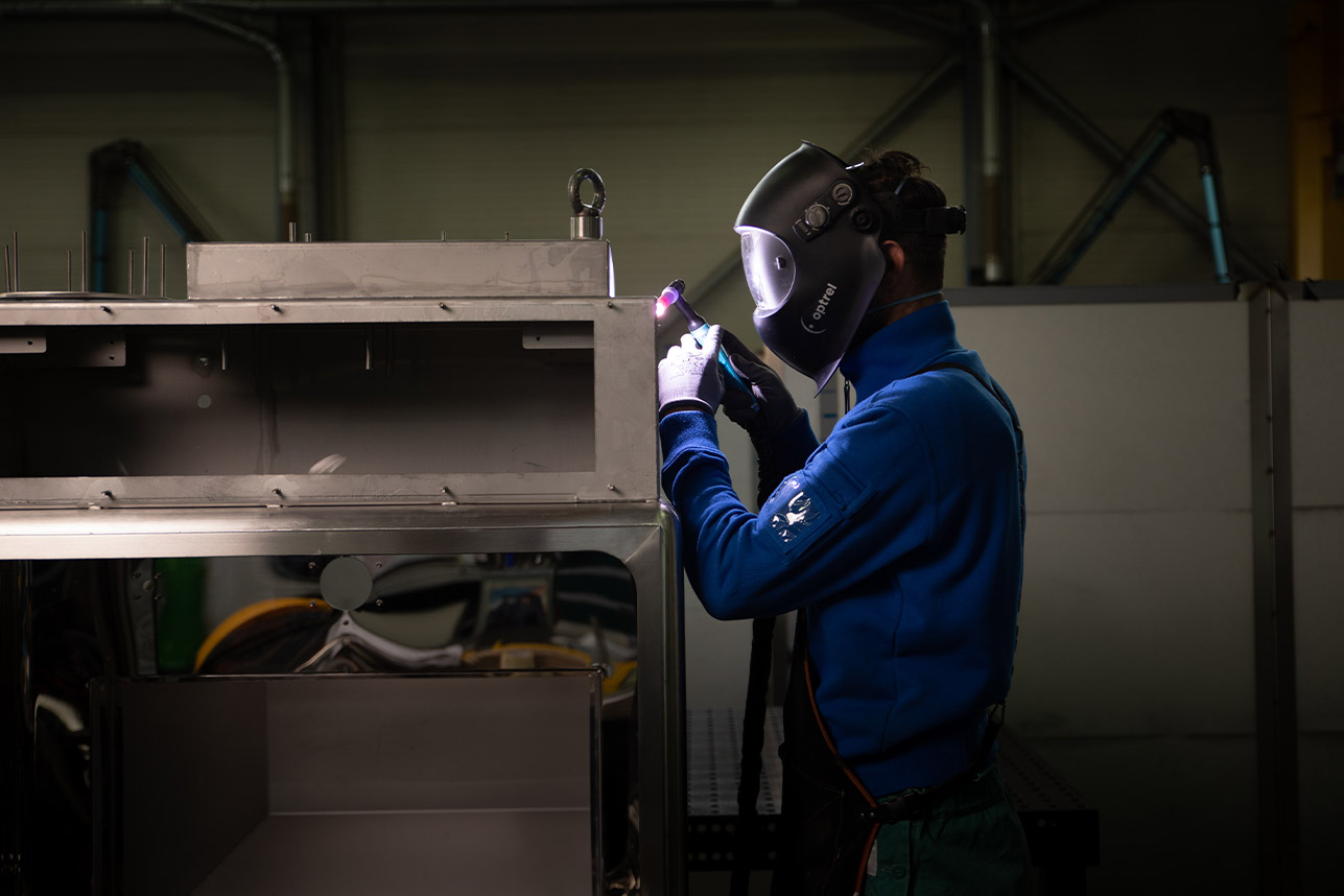 Finitura interna satinata su camera inox con operatore in DPI