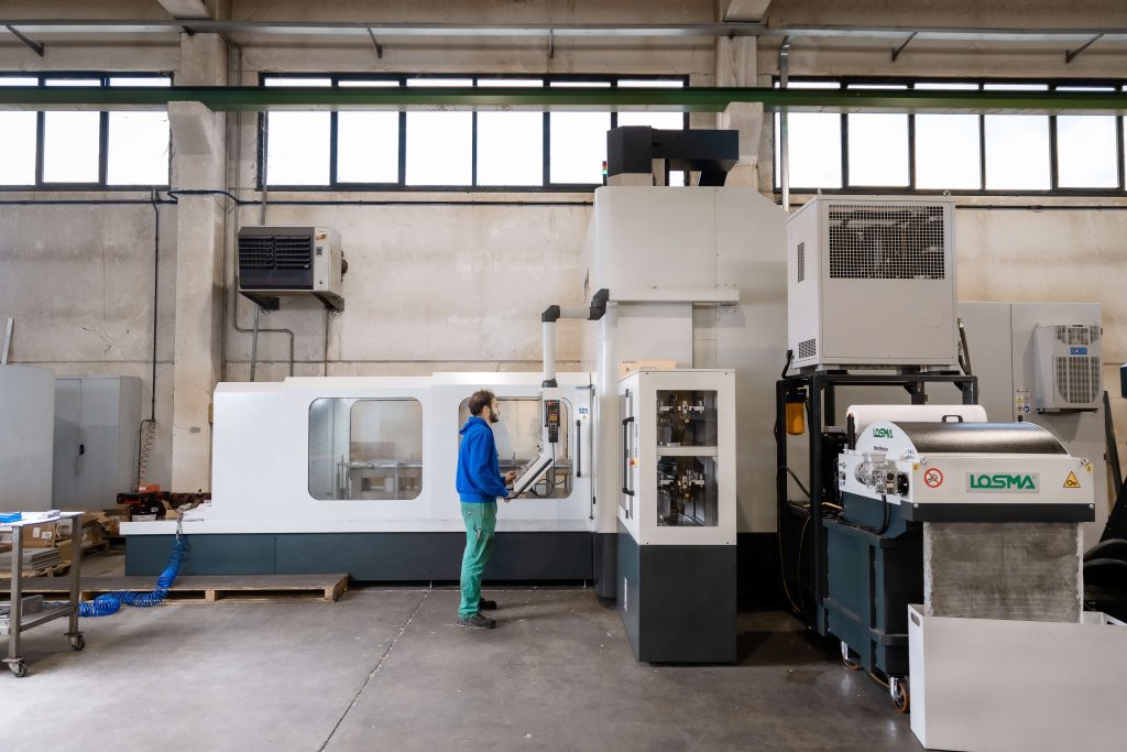 Foratura e fresatura CNC su acciaio inox con corse fino a 3 500 mm e mandrino 15 000 rpm