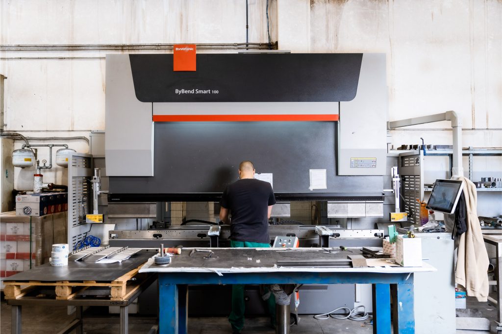 Piegatura CNC di lamiera inox con presse Bystronic fino a 4 100 mm e 4 000 kN